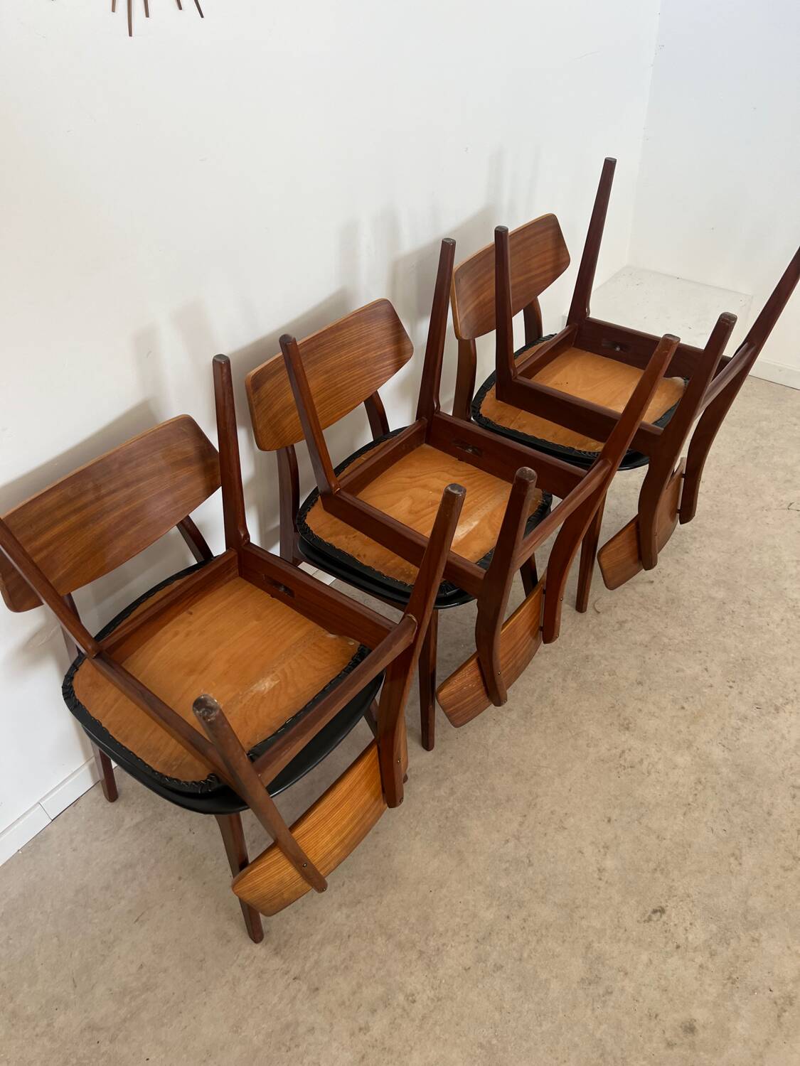 Set of 6 teak and black imitation leather chairs, Scandinavian design from the 70s vintage