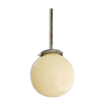 Lampe à suspension simple en forme de globe en verre opale Art Déco des années 1940