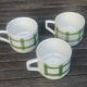 Lot de trois grandes tasses à café en céramique décor écossais vert Vintage.