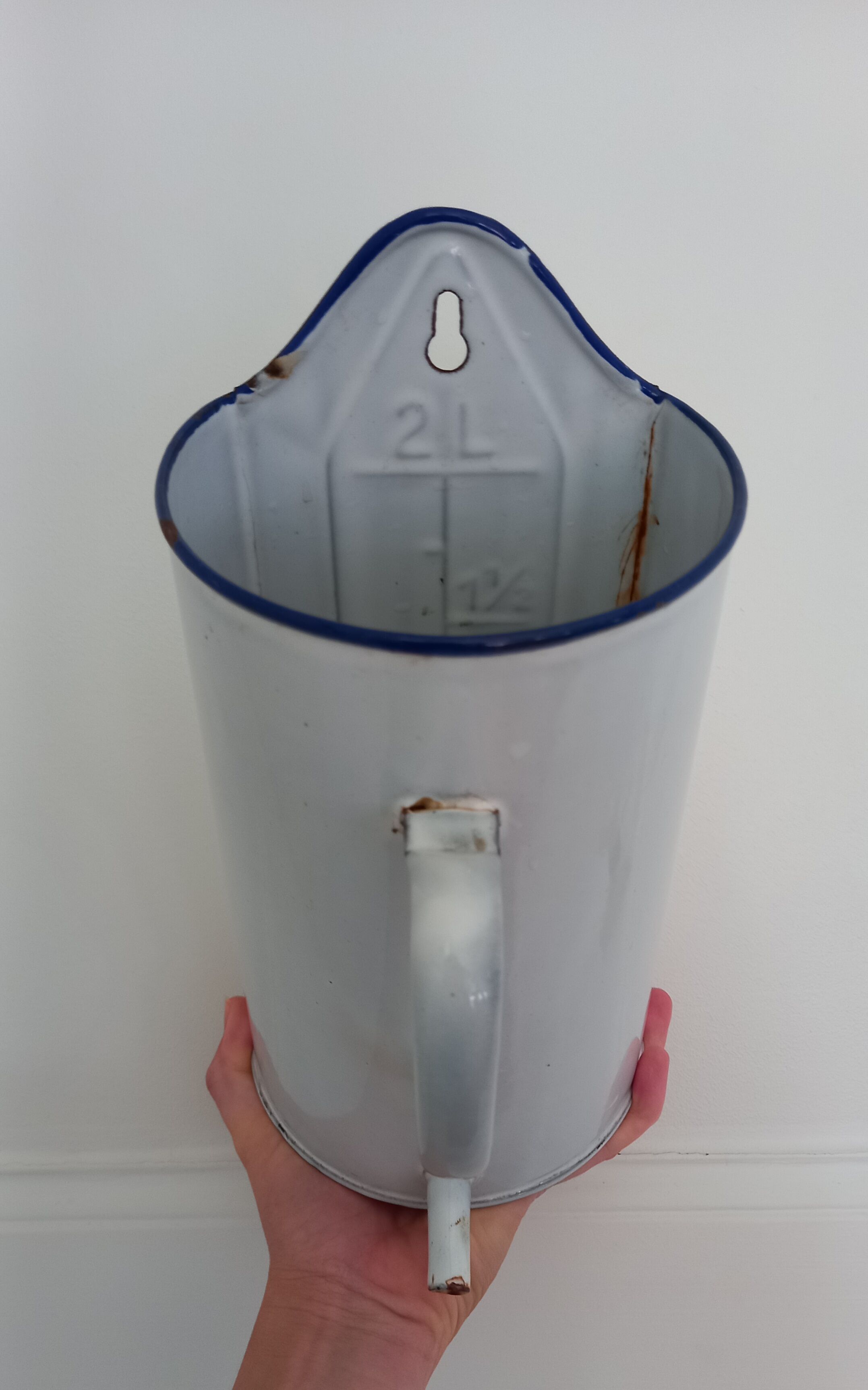 Old enema pot in enamelled sheet metal - Wall fountain Broc Graduated pot white enamel 50s