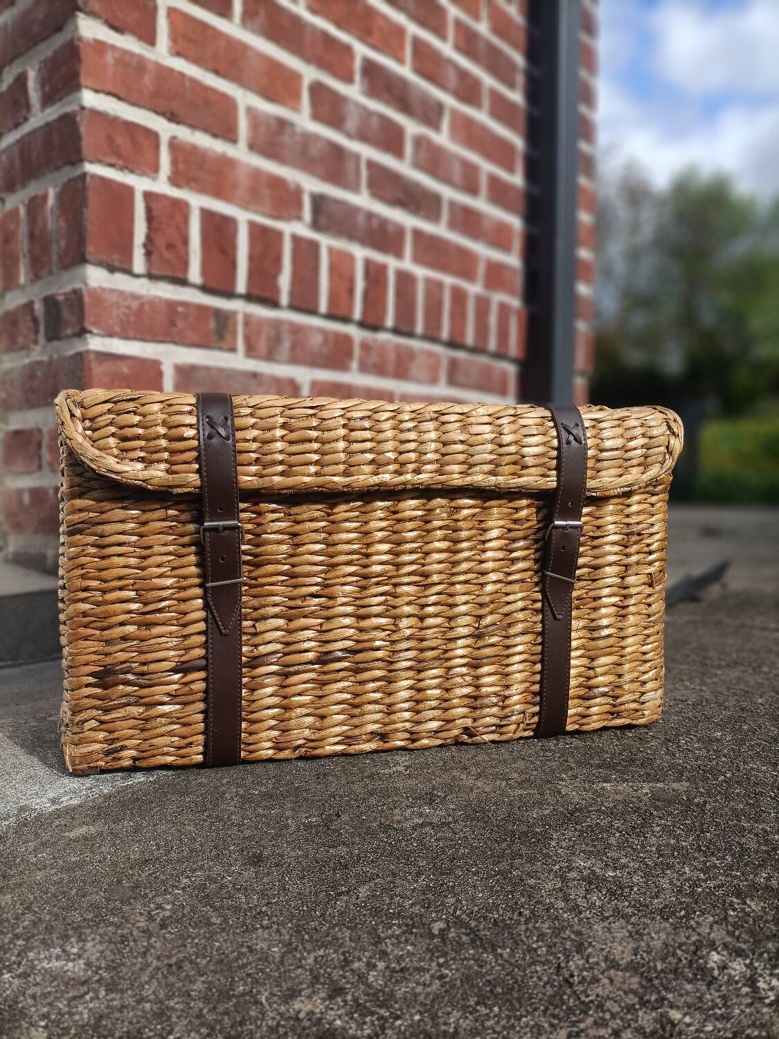 Retro wicker trunk 💐