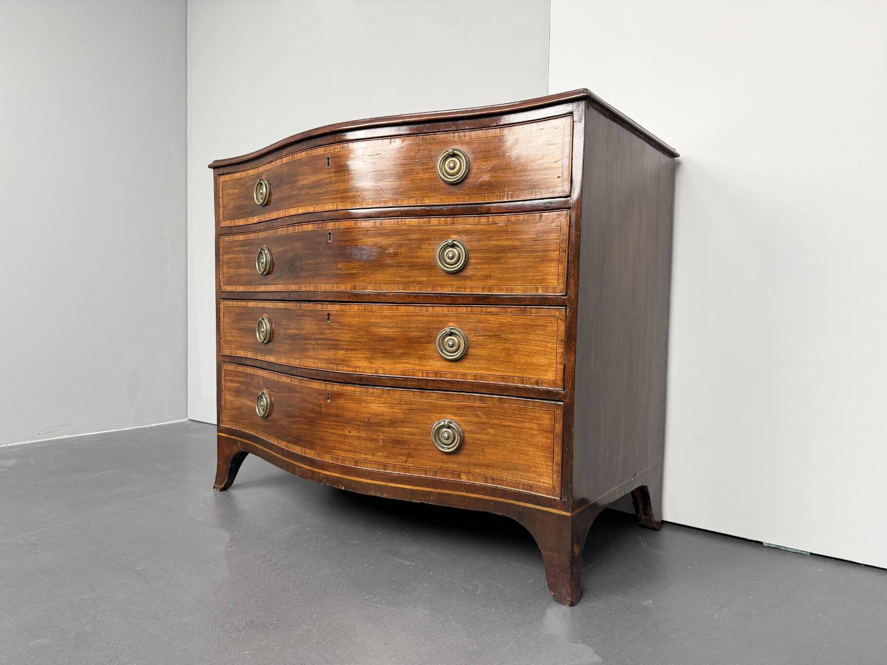 Antique Georg III mahogany serpentine chest of drawers, England, 1780s