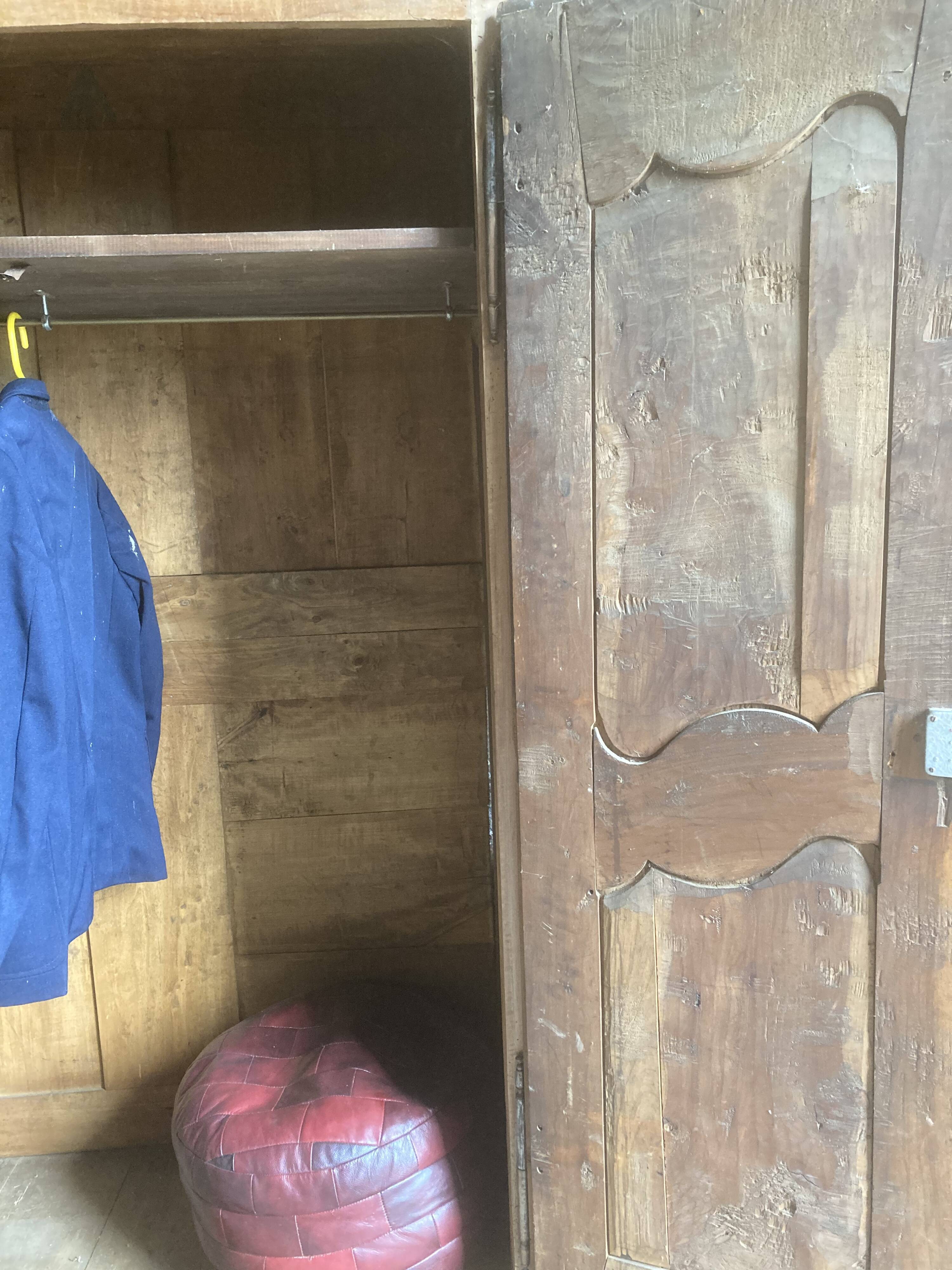 Wardrobe dressing of married 19 th raw aspect.