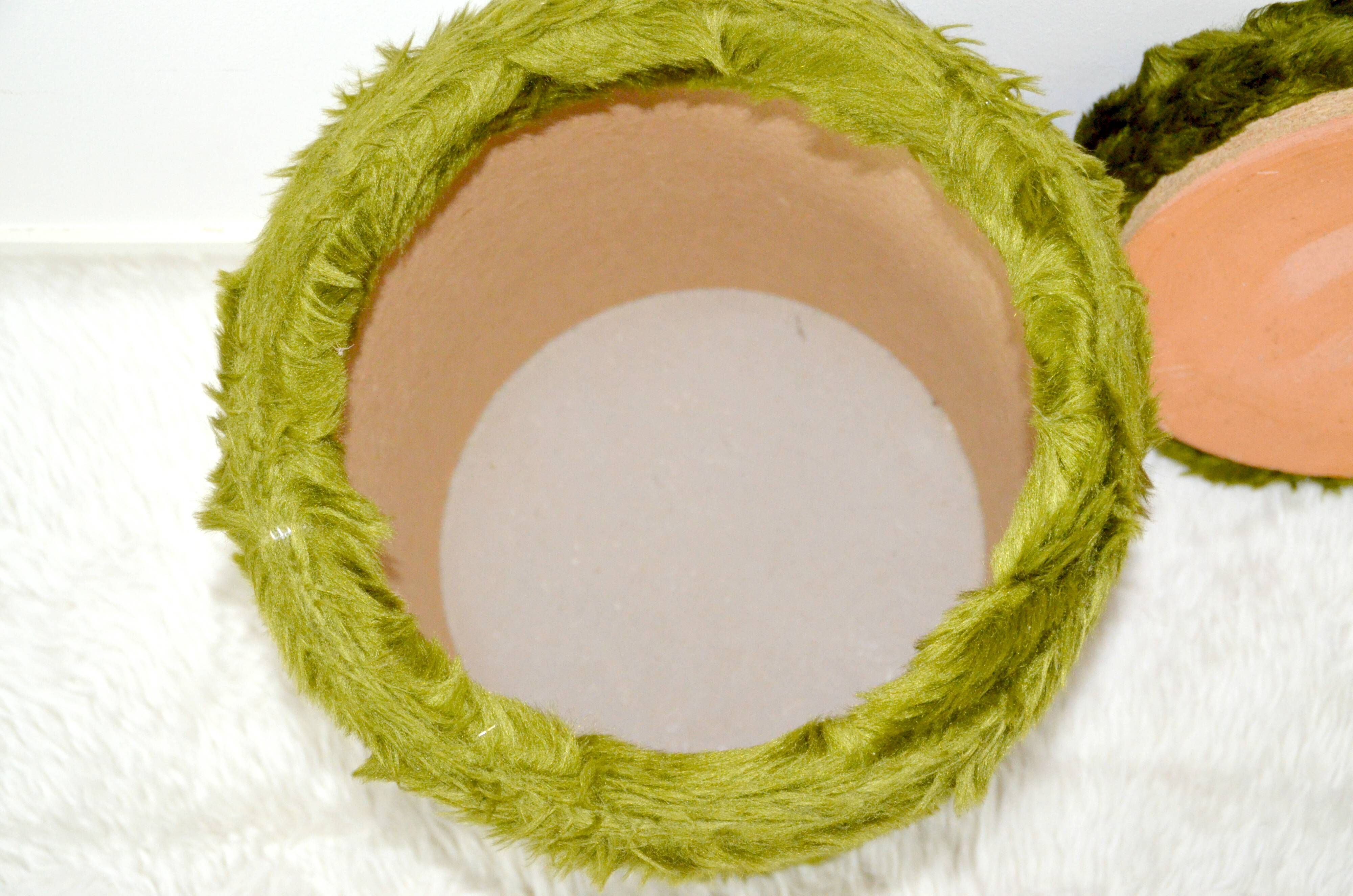 Pouf en fourrure moumoutte vert olive