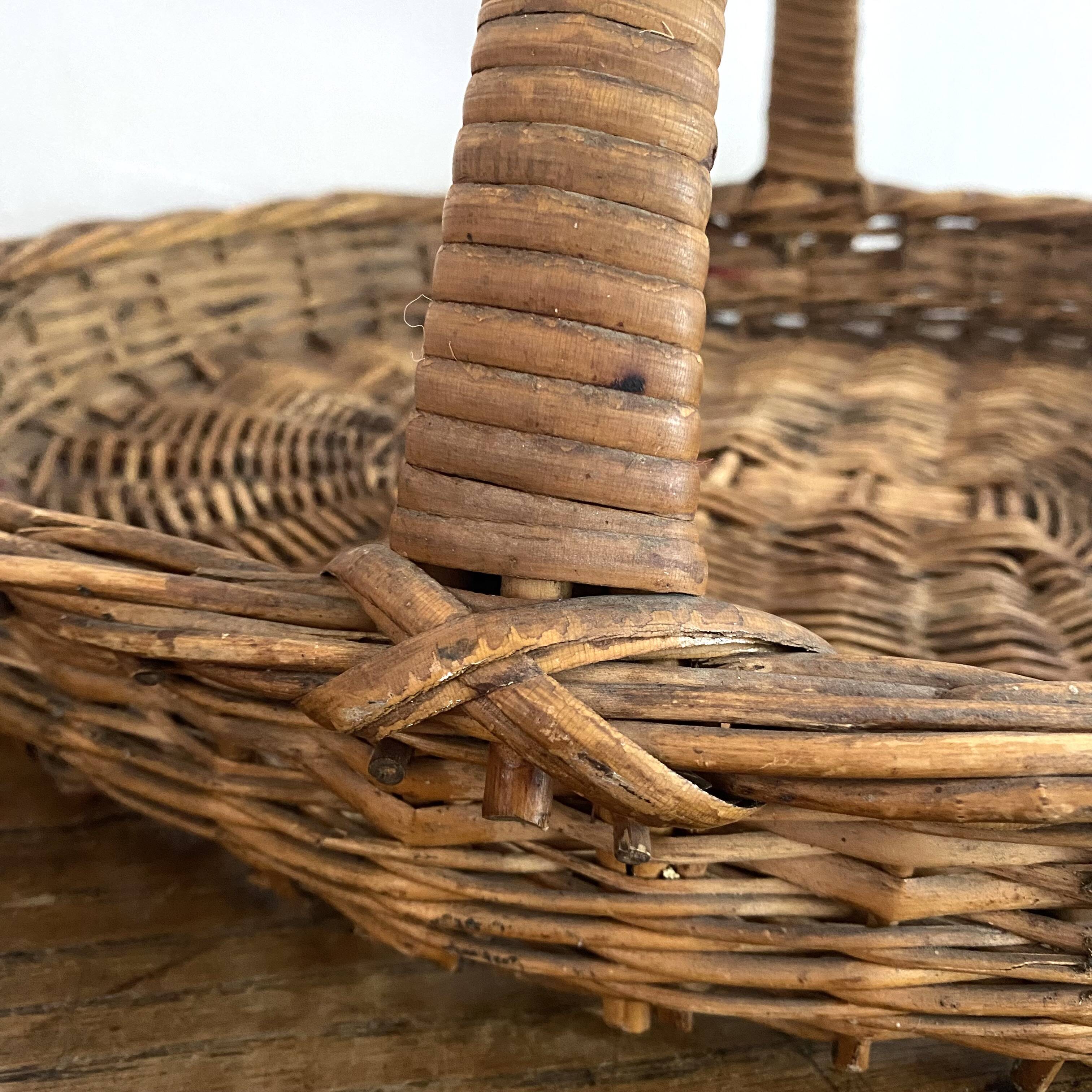Flat-bottomed woven wicker basket
