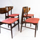 Ensemble de quatre chaises de salle à manger en palissandre et rembourré de tissu rouge, de design danois, années 1960