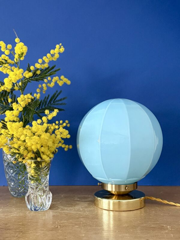 Lampe à poser globe vintage art déco en opaline bleue