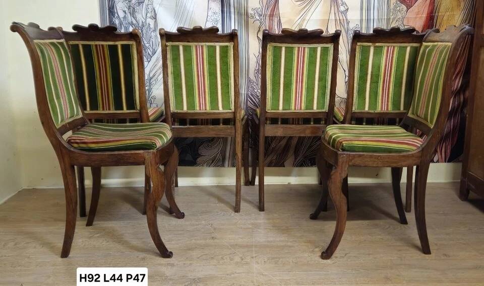 Suite de six chaises d’époque Charles X, en palissandre finement marqueté