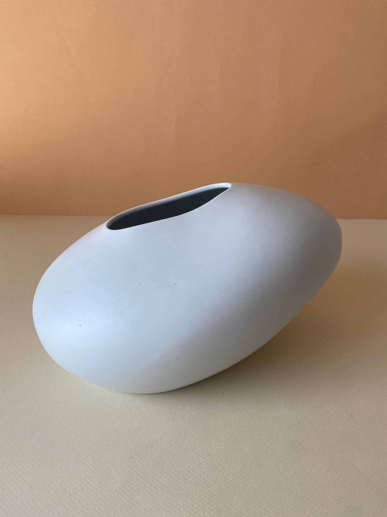 Vase en céramique blanc ovoïde