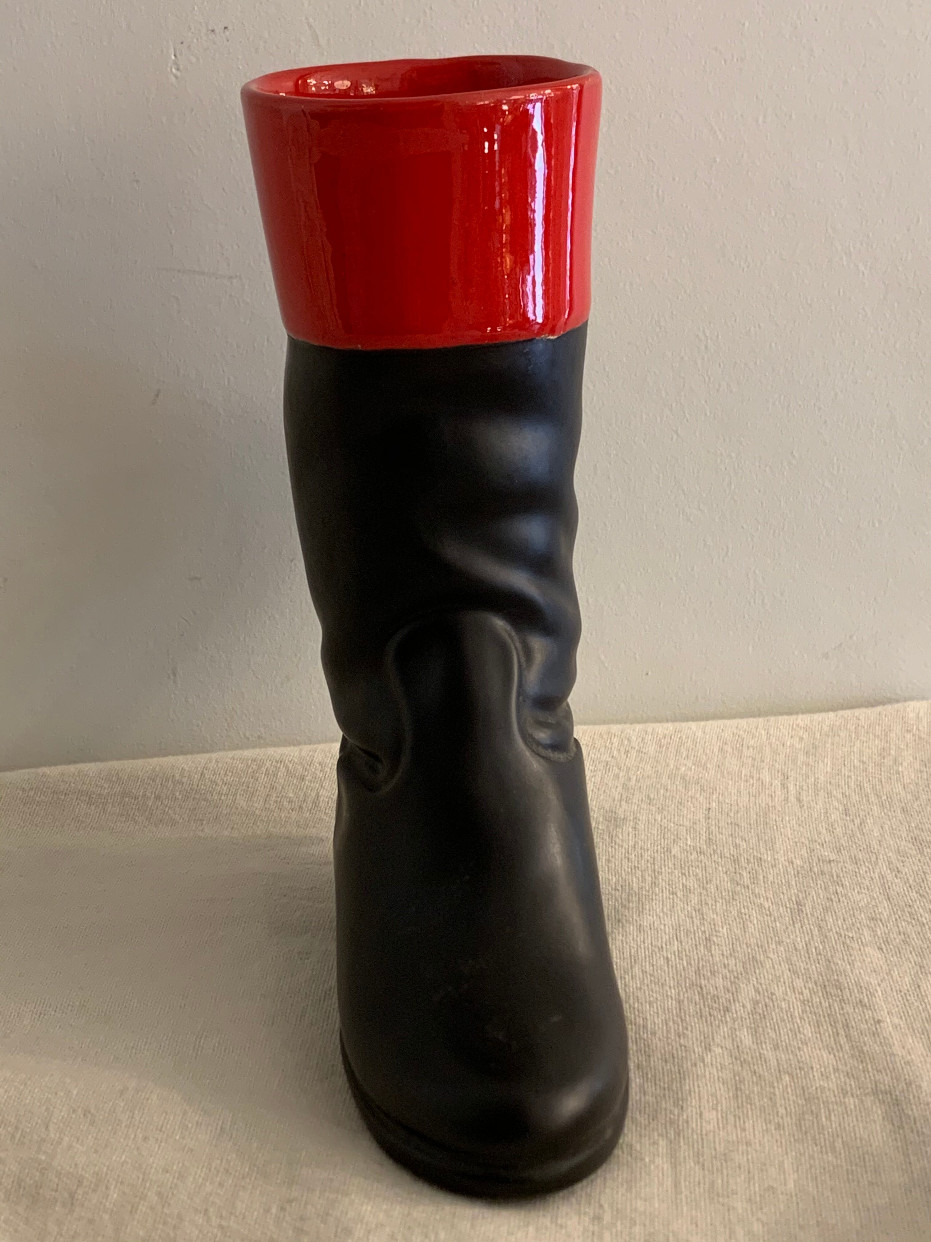 Vase en céramique botte cavalière rouge et noire Pol Chambost