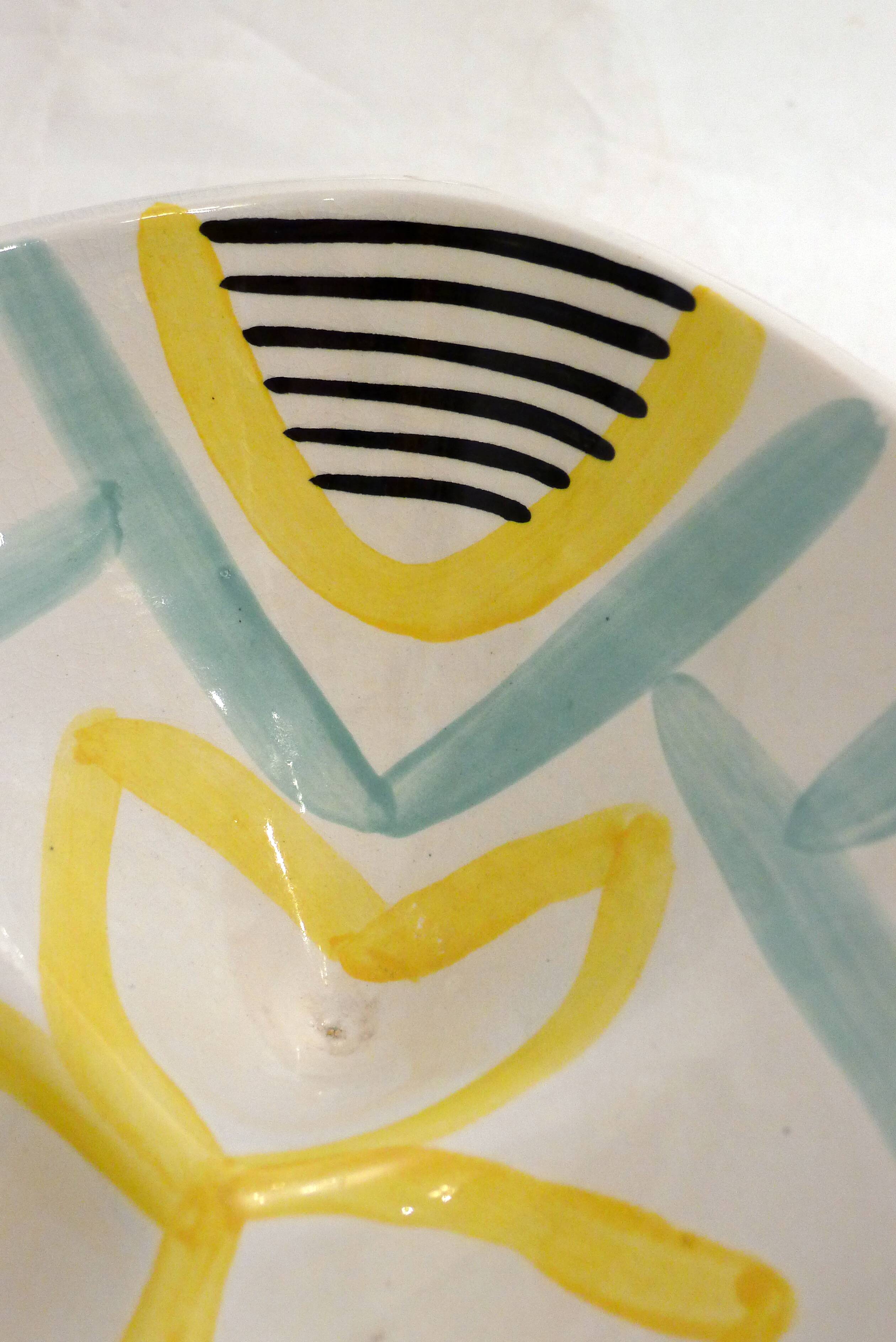 Plat coupe tripode 1950' à décor graphique en faïence de Revernay