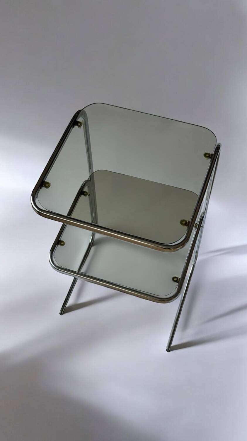 Table d’appoint acier et verre fumé 1970