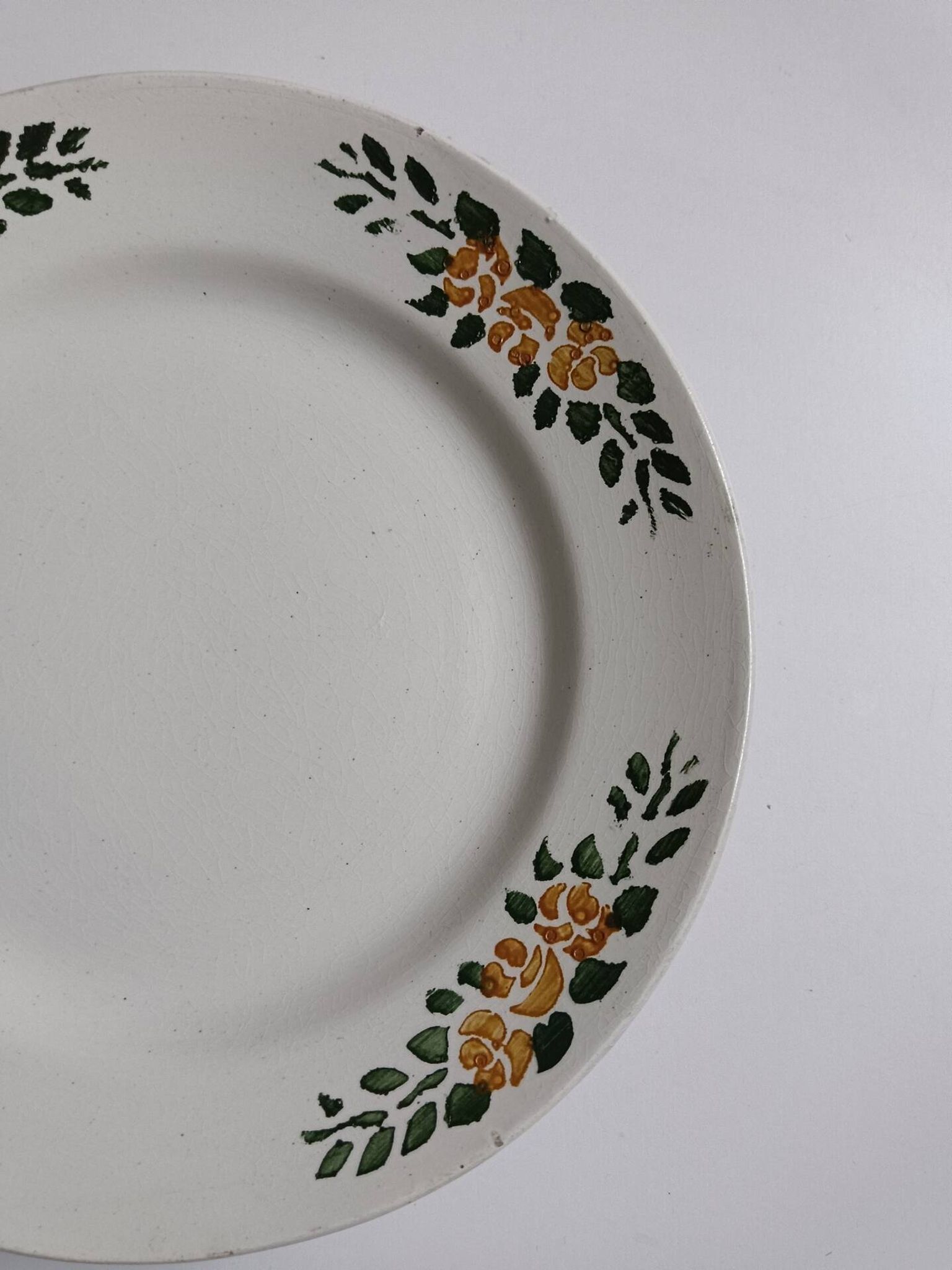 Plat rond à pied ancien signé Labrut frères fleurs