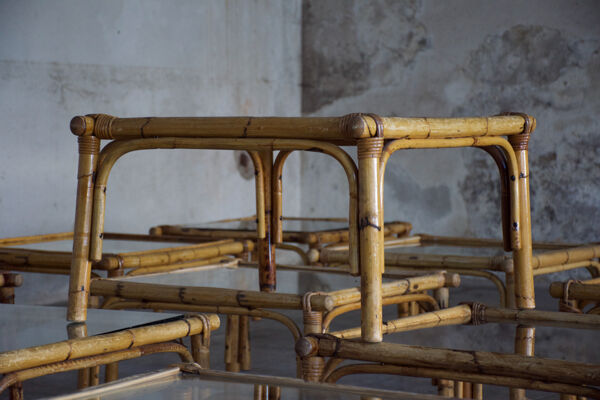 Lot de dix-huit tables basses rotin 1950
