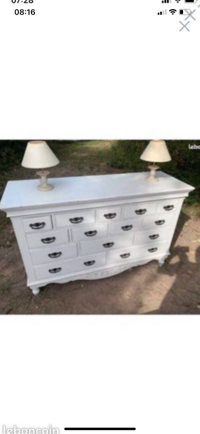 Dresser/set of drawers and its table lamps