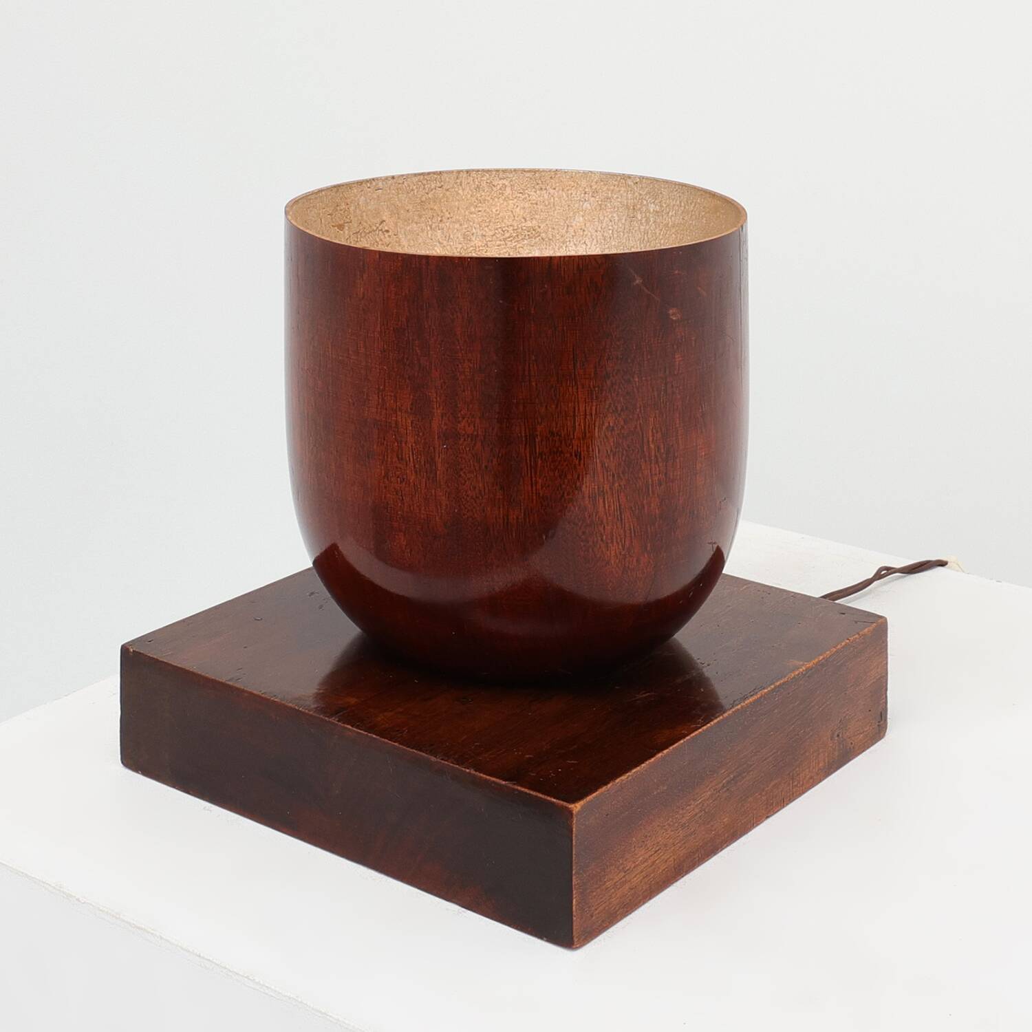 Lampe Art déco sculpturale en bois avec éclairage sur base carrée, vers 1920