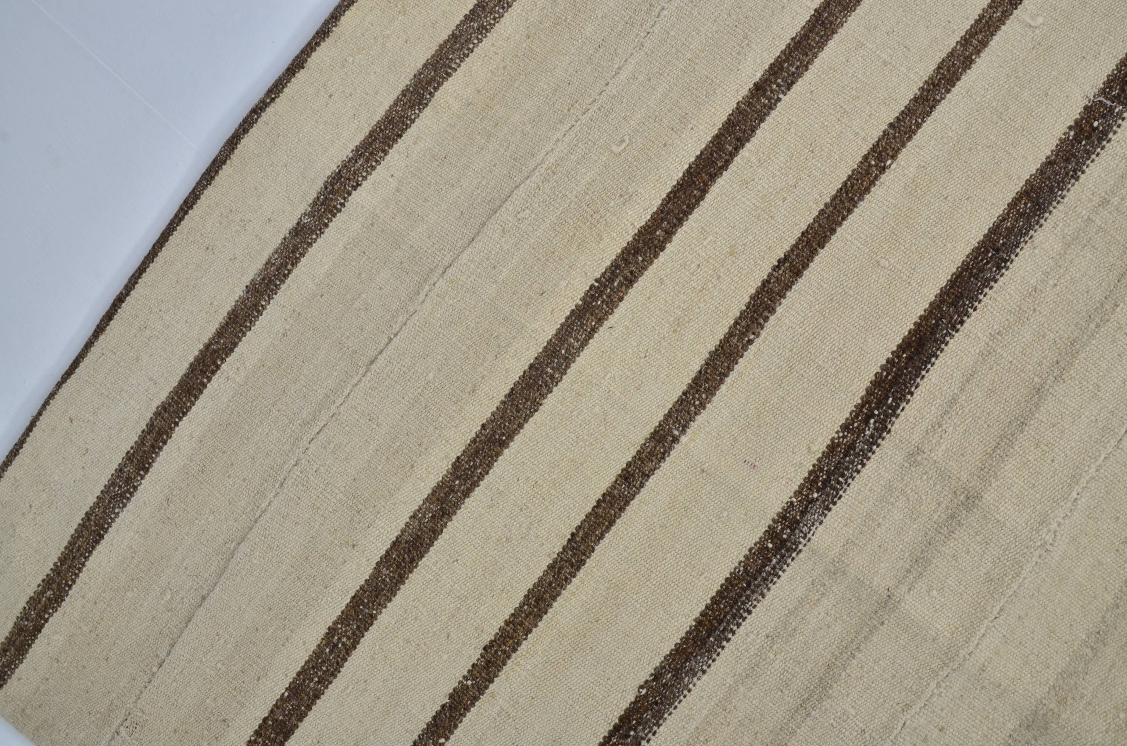 Tapis Kilim vintage blanc et marron, référence 3074
