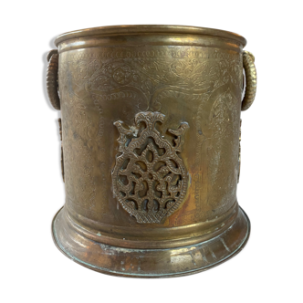 Cache pot en laiton gravé