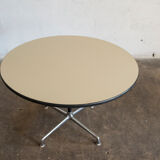 Table par Charles et Ray Eames aluminium group.