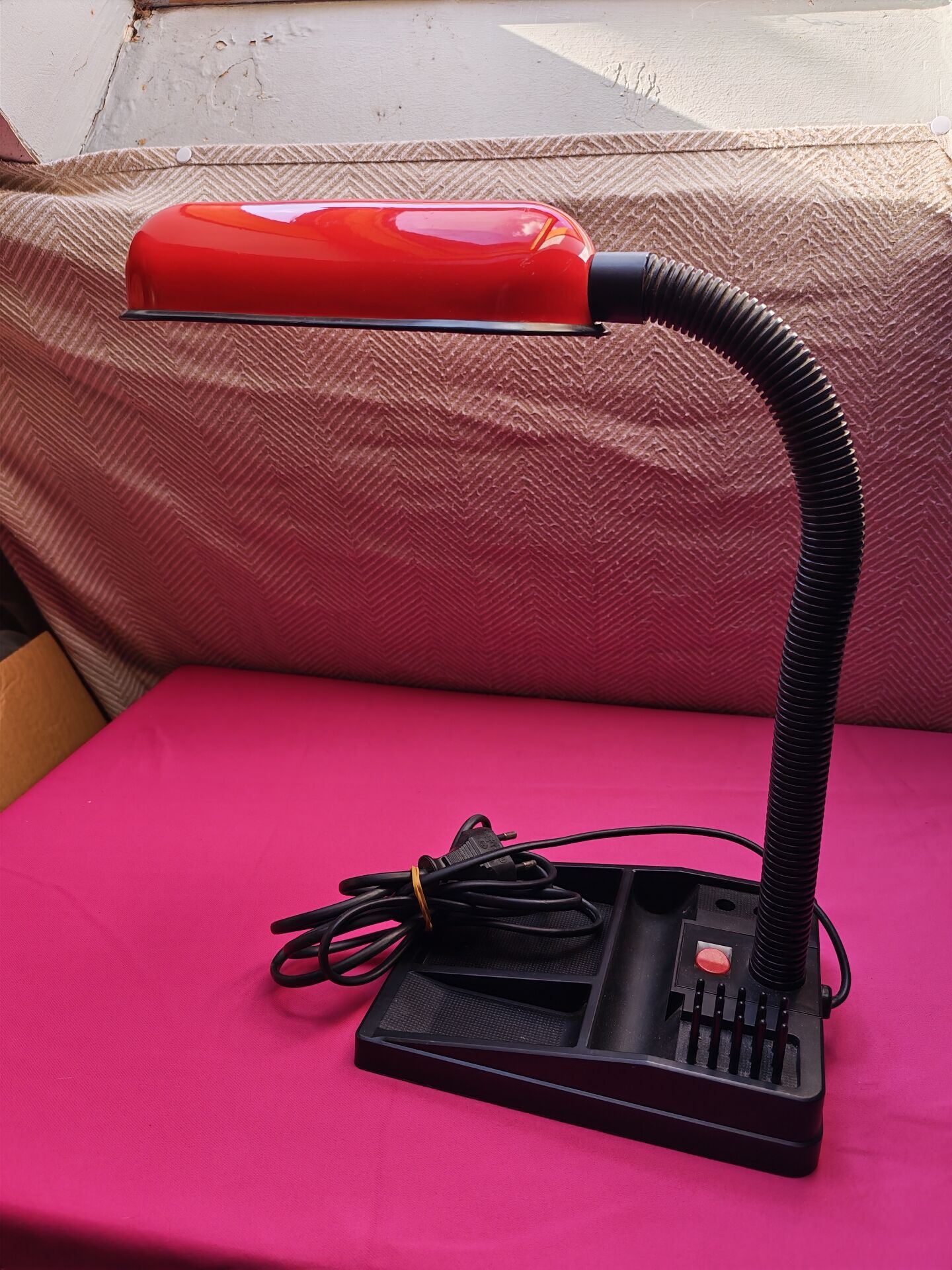 Vintage red and black desk lamp organiser - Elite Products Hol