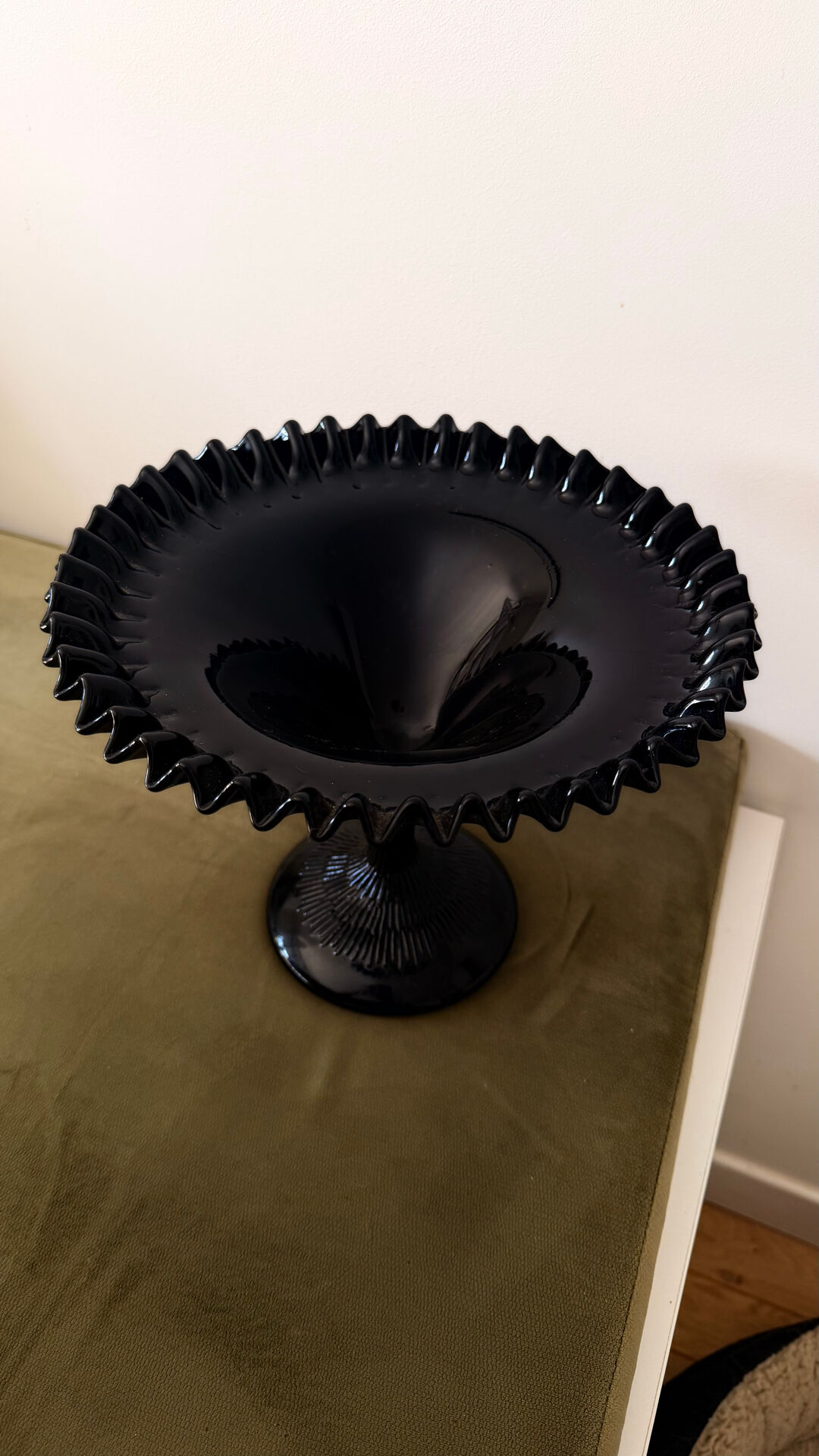 Coupe sur pied en verre opalin noir