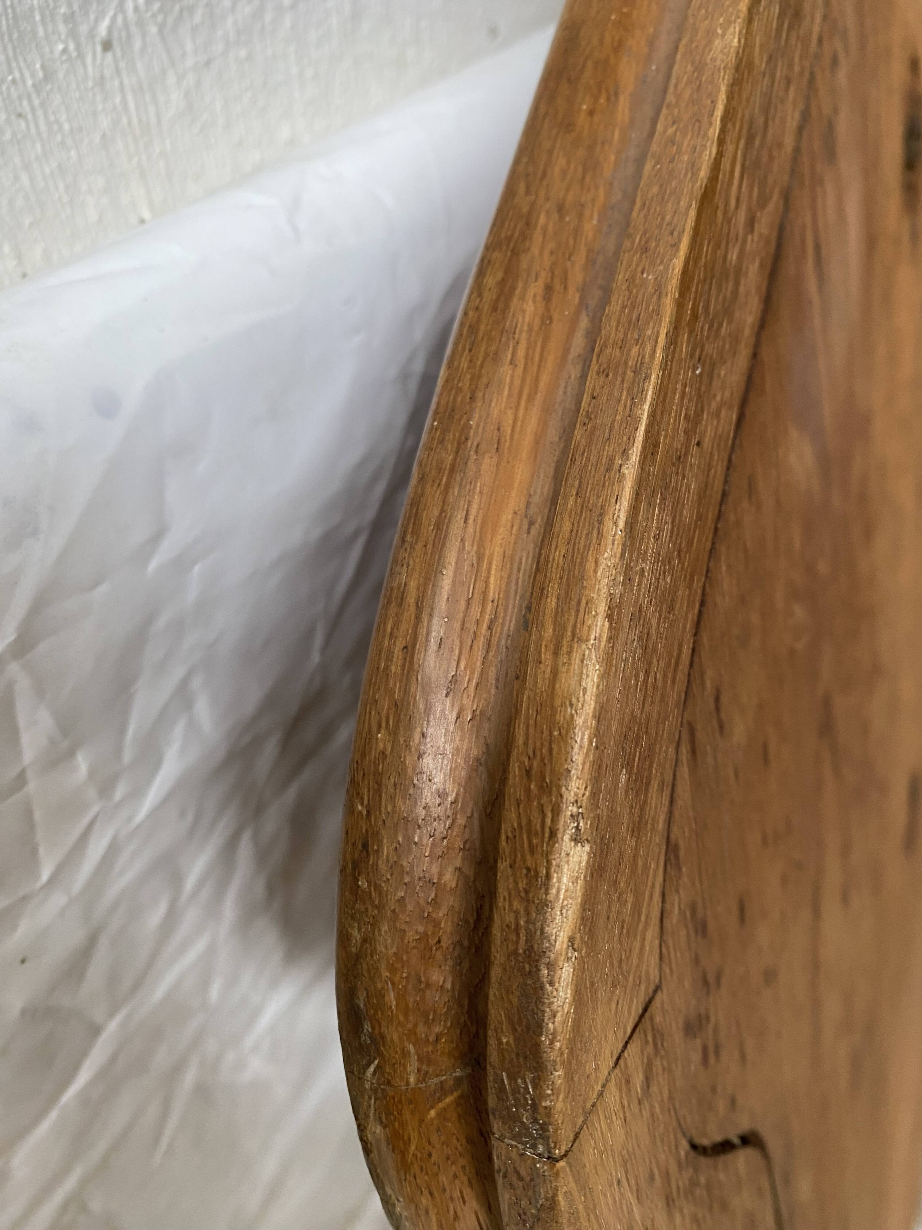 Wall-mounted bracket for statue