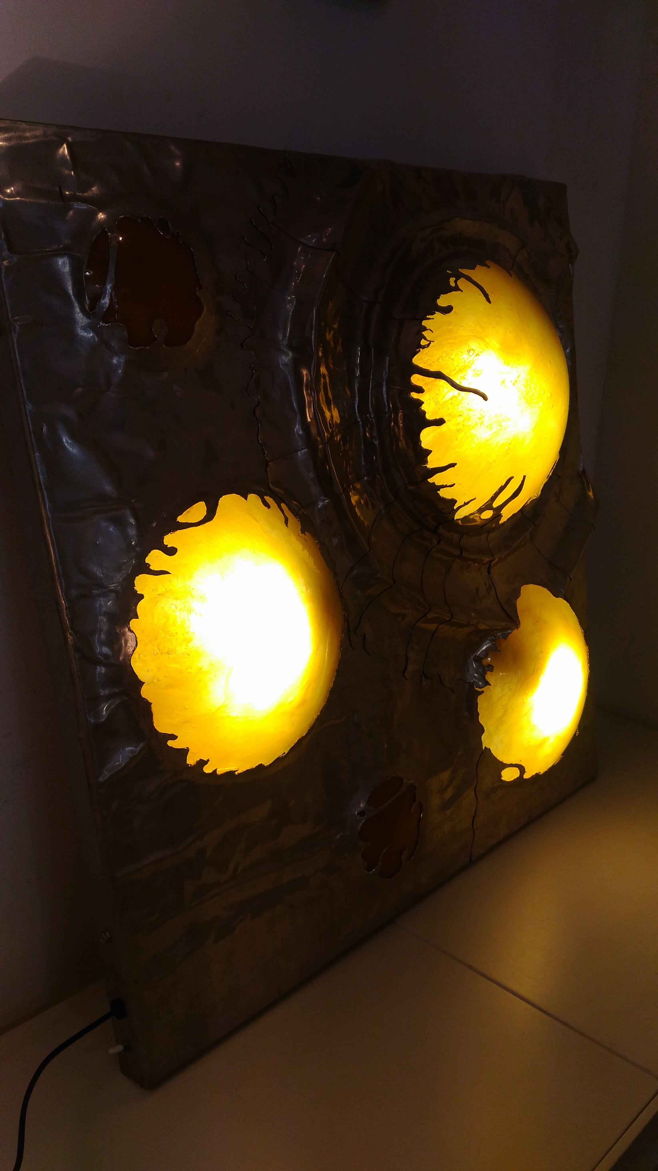 Bright sculptural wall sconce