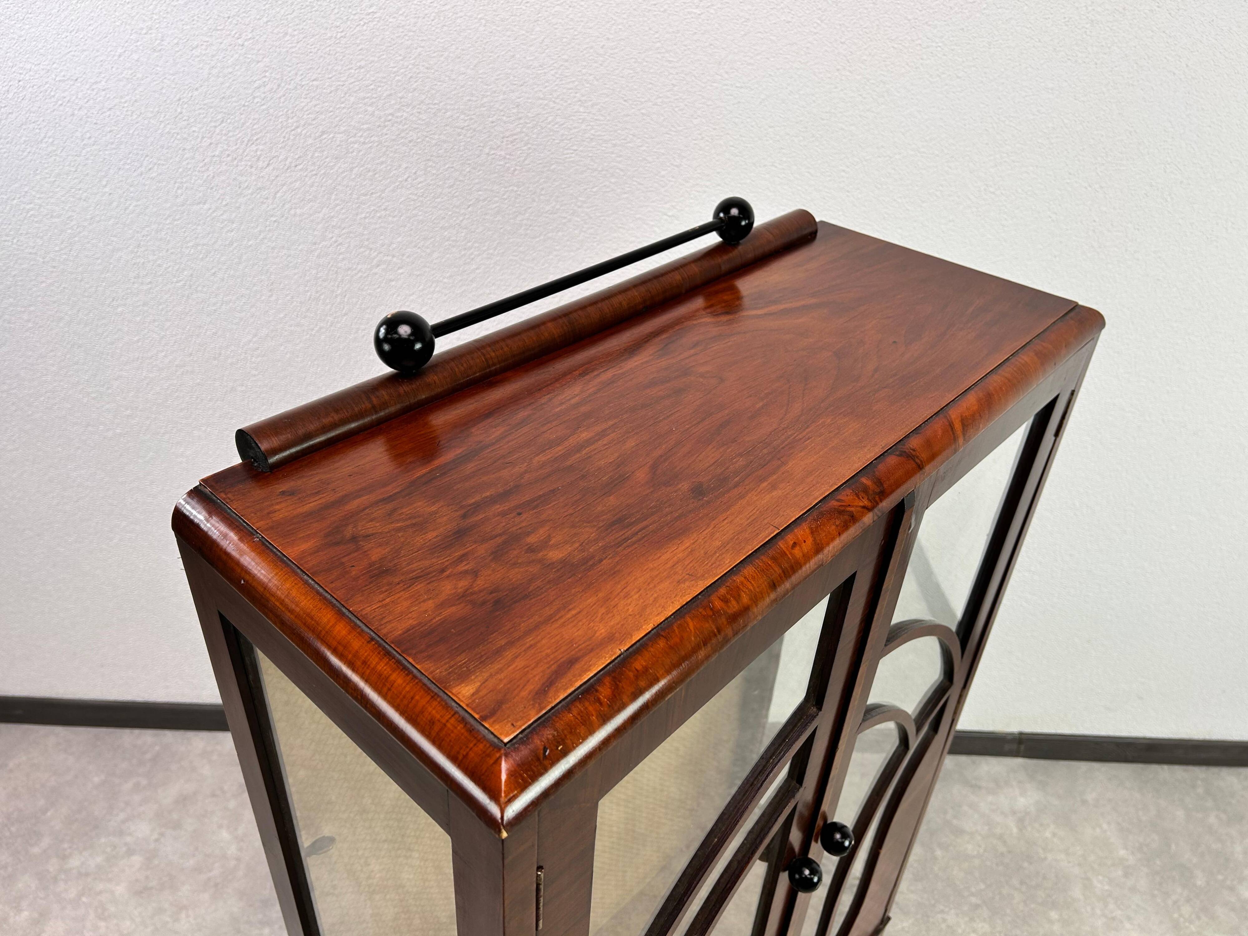 Petite vitrine art déco en noyer