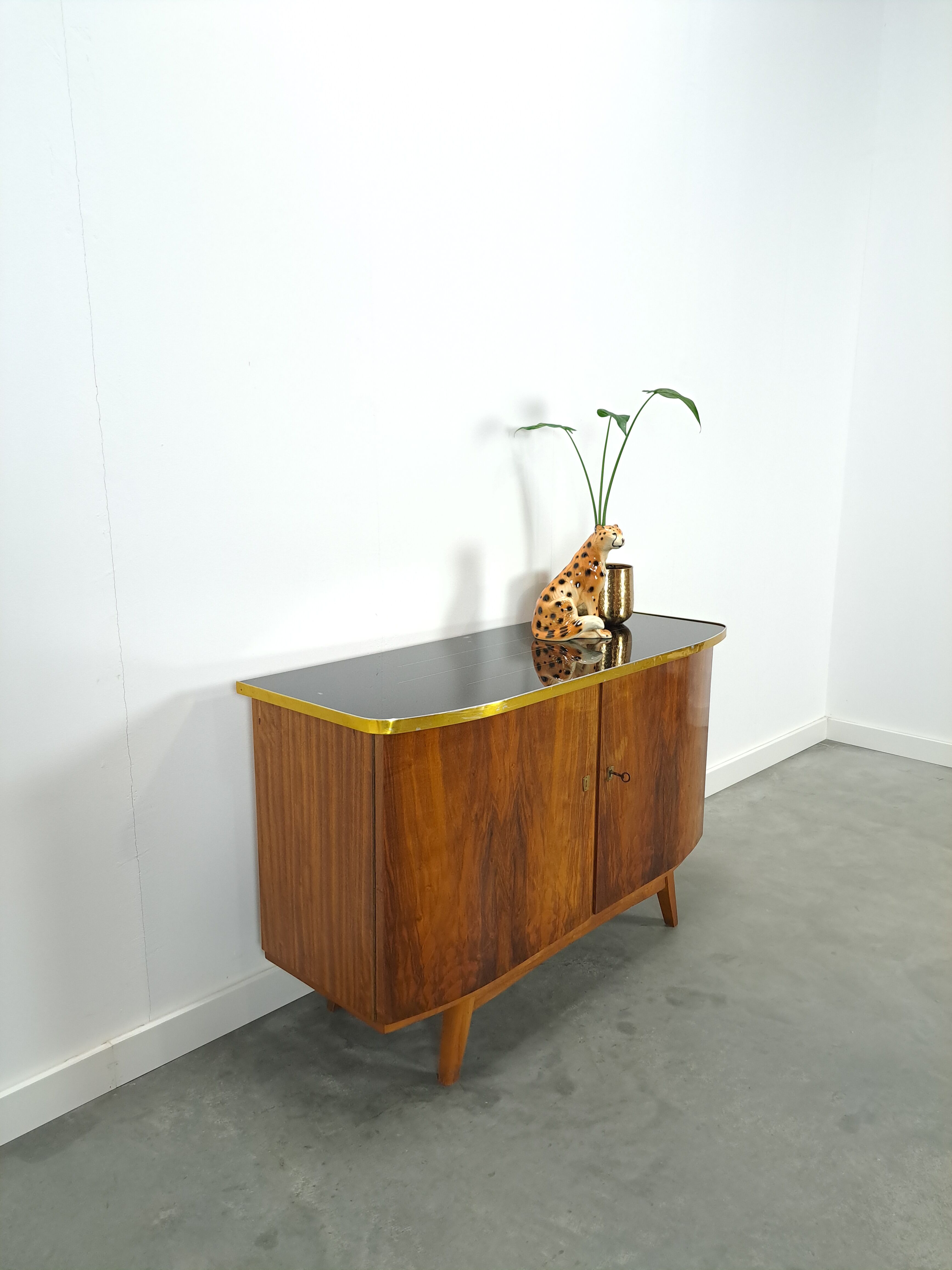 Buffet vintage avec plateau en verre et bord en laiton, meuble TV