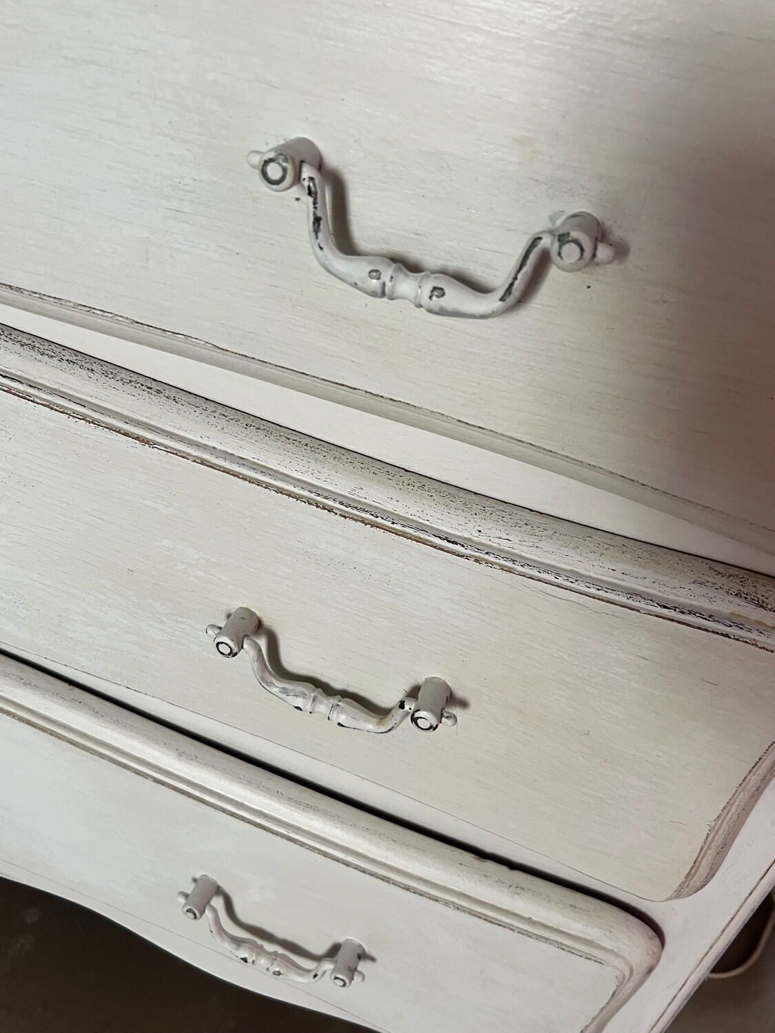 Chest of drawers with 3 curved legs