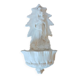 Bénitier en biscuit représentant une vierge à l'enfant