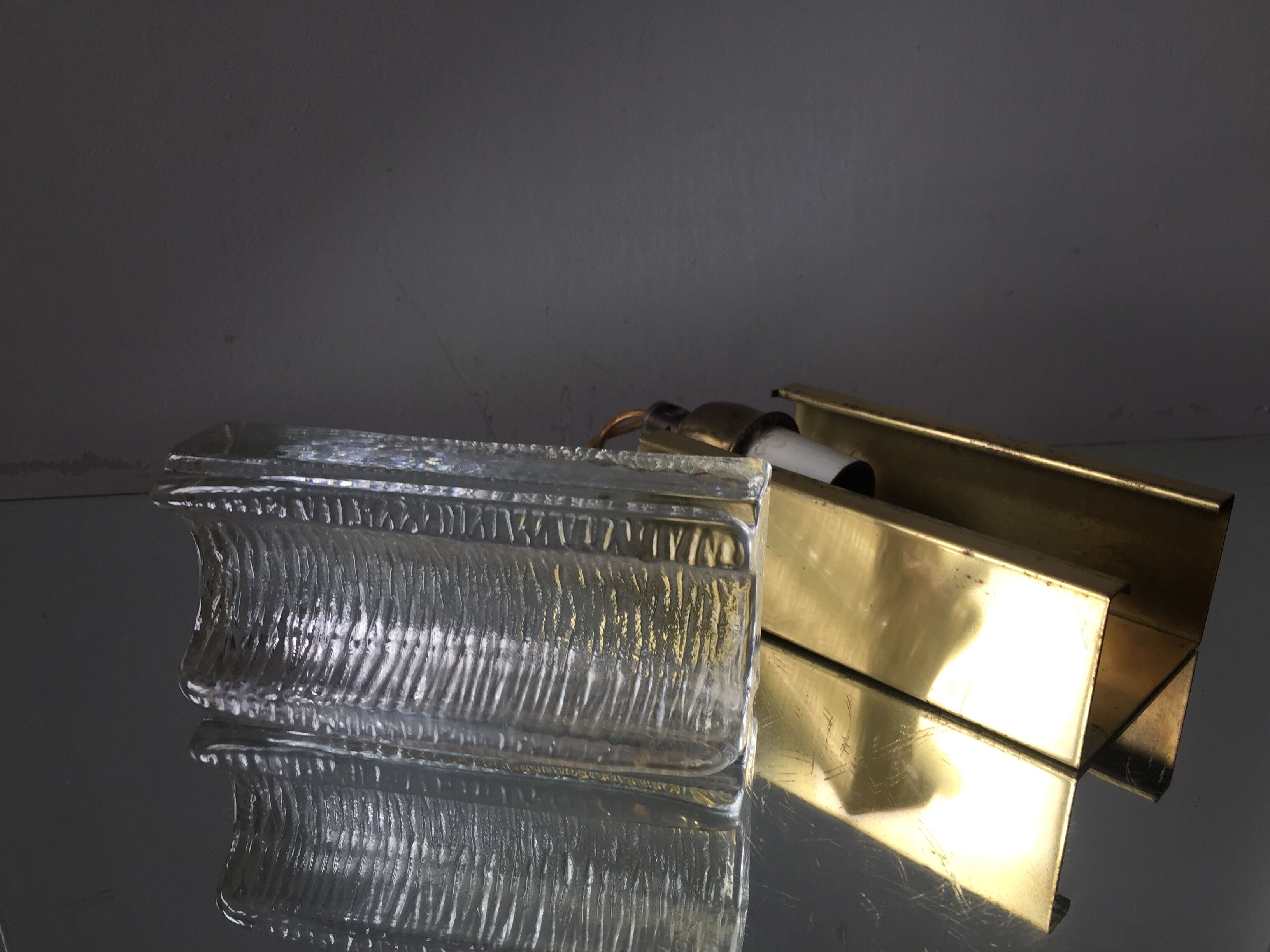 Applique scandinave du milieu du siècle dans le cristal et le laiton