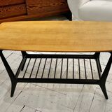 Table basse années 50 en bois laqué noir et plateau bois clair