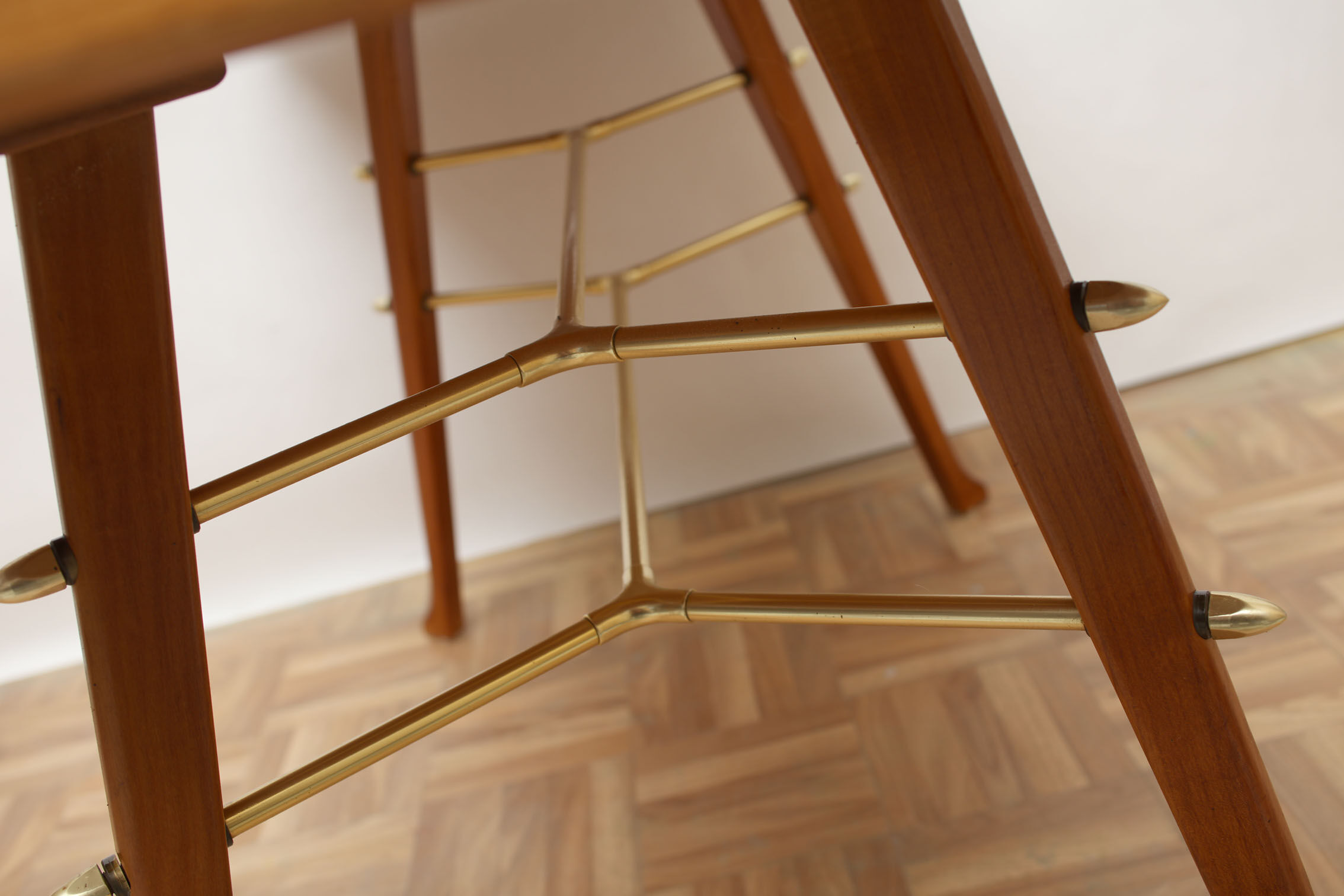 1950s coffee table in cherrywood mit brass