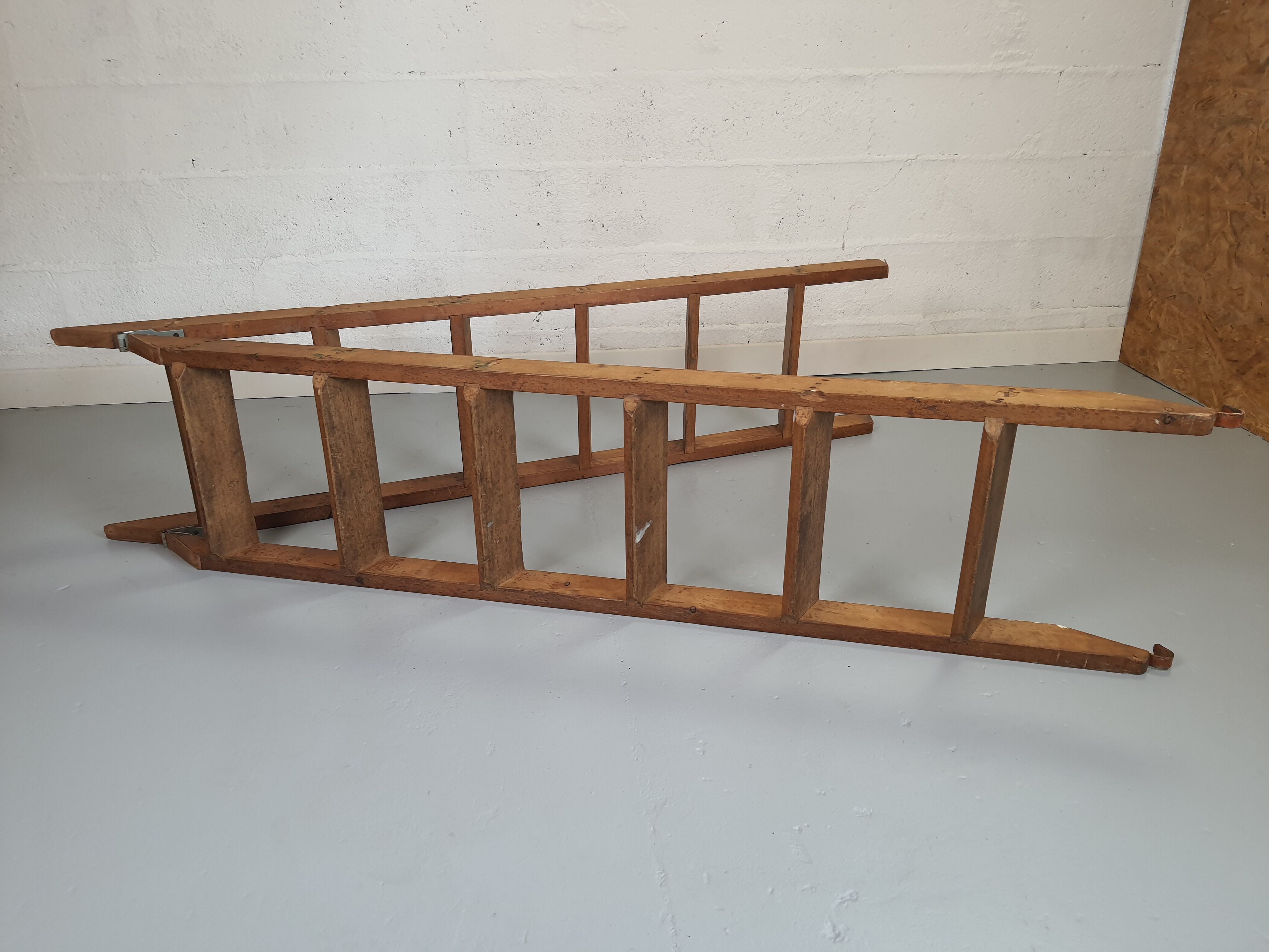 Retractable miller's ladder