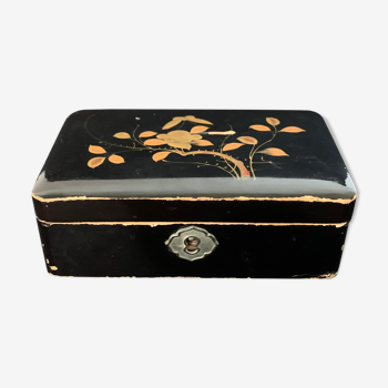 Box in Japanese lacquer from the late nineteenth century