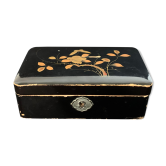 Box in Japanese lacquer from the late nineteenth century