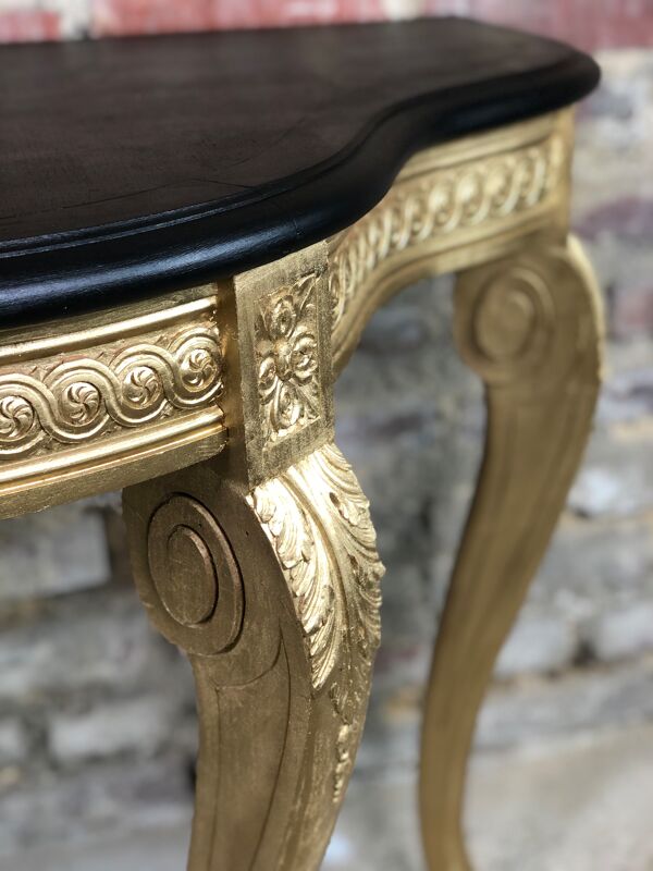 Console de style Louis XV en bois sculpté à dessus bois noir ciré