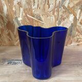 Vase Savoy bleu cobalt par Alvar Aalto , numéroté et signé 1989