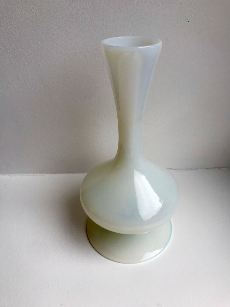 Small vase in white opaline 40s