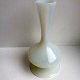 Small vase in white opaline 40s