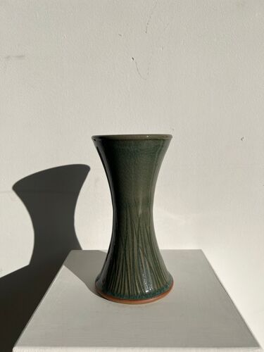 Vase artisanal vert foncé avec brins d'herbe en céramique glacée