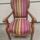 Fauteuil ancien en velours rayé multicolore à pieds tourné