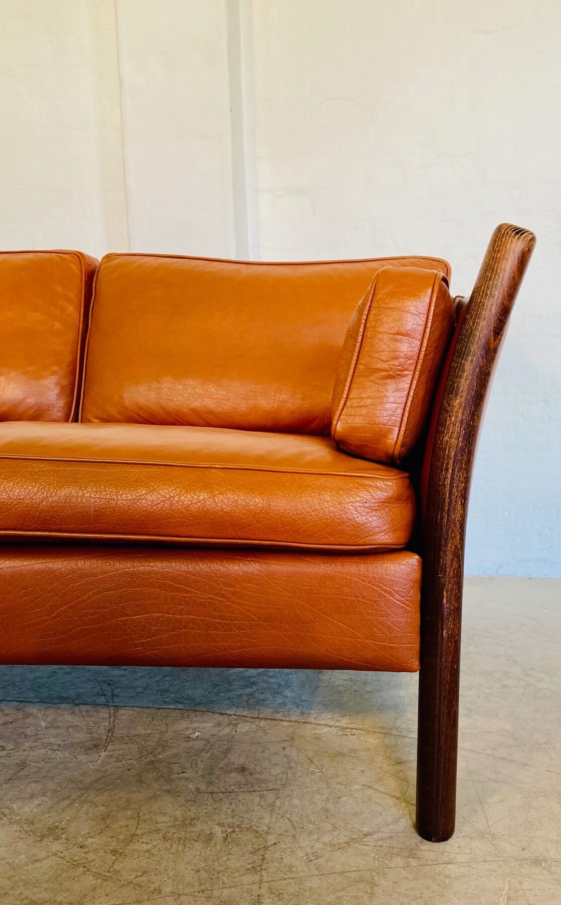Canapé vintage danois des années 60 en cuir cognac pour 2 personnes.