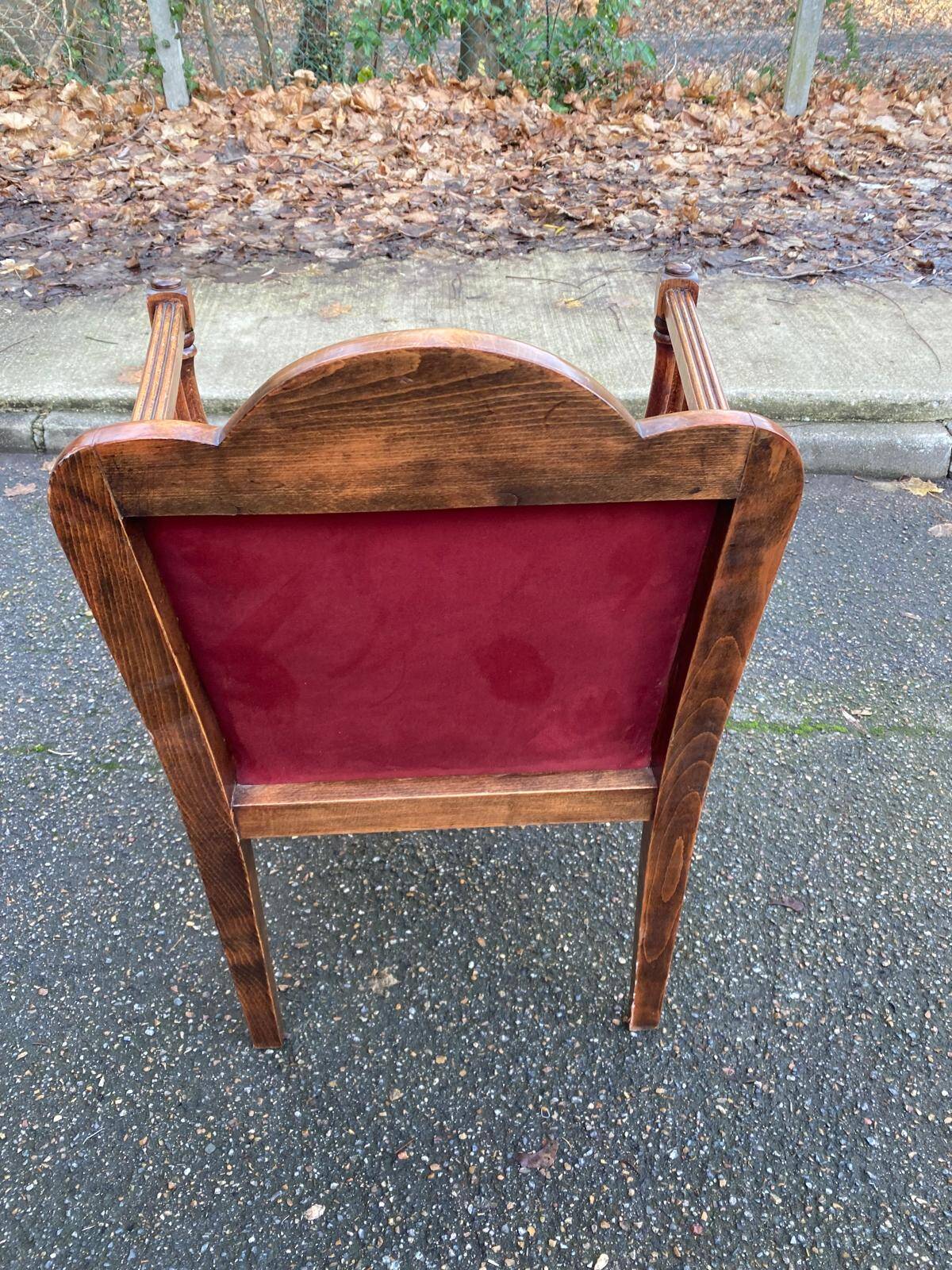 Fauteuil vintage art nouveau en bois massif et velours bordeaux du 20ème