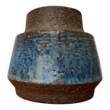 Minimalist studio pottery vase from mid-century Danish artist Michael Andersen, Bornholm, 1960s.