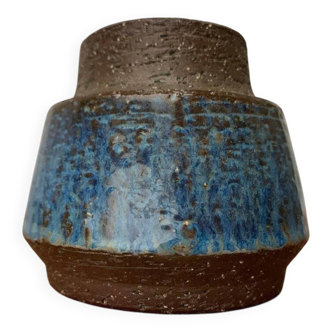 Minimalist studio pottery vase from mid-century Danish artist Michael Andersen, Bornholm, 1960s.