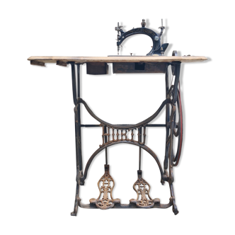 Old sewing machine hurtu around 1880