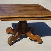 Table carrée en noyer massif