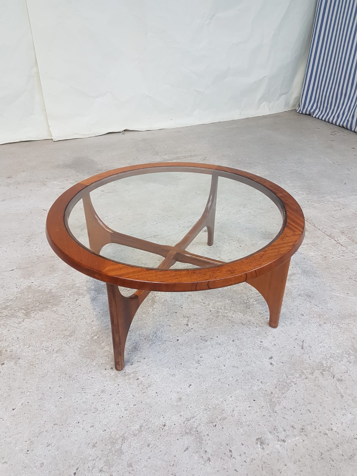 Table basse en verre du milieu du siècle par Stonehill